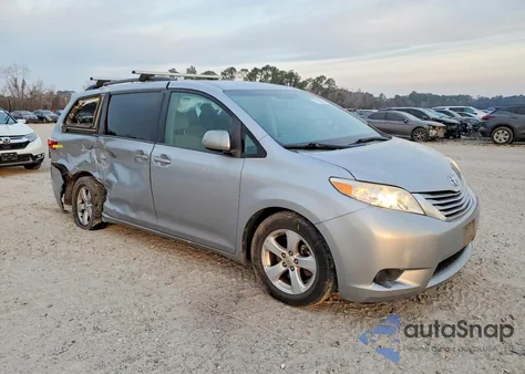 2015 Toyota Sienna Le z USA, uszkodzony, nr VIN 5TDKK3DC7FS569751